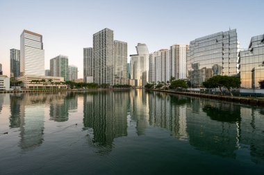 Miami, Florida silueti, bulutsuz bir Aralık sabahı gün doğumunda Biscayne Körfezi 'nin sakin sularına yansıdı..