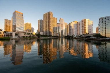 Miami, Florida silueti, bulutsuz bir Aralık sabahı gün doğumunda Biscayne Körfezi 'nin sakin sularına yansıdı..