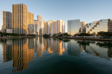 Miami, Florida silueti, bulutsuz bir Aralık sabahı gün doğumunda Biscayne Körfezi 'nin sakin sularına yansıdı..