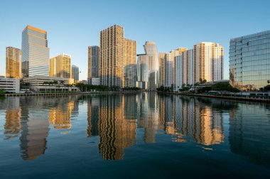 Miami, Florida silueti, bulutsuz bir Aralık sabahı gün doğumunda Biscayne Körfezi 'nin sakin sularına yansıdı..