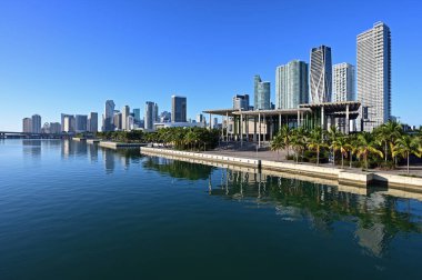Miami, Florida şehri güneşli bir Aralık sabahı Biscayne Körfezi 'nin sakin sularına yansıdı..