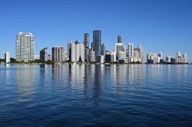 Miami, Florida silueti Biscayne Körfezi 'nin sakin sularına yansıdı..