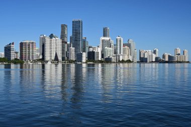 Miami, Florida silueti Biscayne Körfezi 'nin sakin sularına yansıdı..