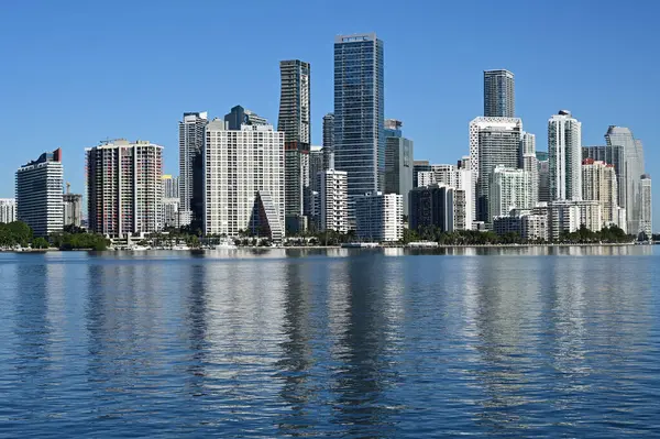 Miami, Florida silueti Biscayne Körfezi 'nin sakin sularına yansıdı..