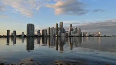 Miami, Florida 'nın zaman aşımına uğraması Biscayne Körfezi' nin sakin suyuna yansıdı. Gün batımında ve sakin kış akşamında alacakaranlıkta 4k.