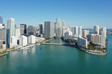 Miami, Florida 'nın Brickell semtindeki deniz kıyısındaki yerleşim yerlerinin hava görüntüleri güneşli bir sabahta Biscayne Körfezi' nin sakin sularına yansıdı..