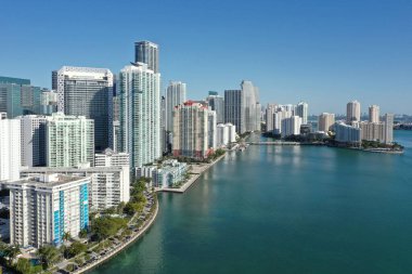 Miami, Florida 'nın Brickell semtindeki deniz kıyısındaki yerleşim yerlerinin hava görüntüleri güneşli bir sabahta Biscayne Körfezi' nin sakin sularına yansıdı..