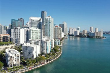 Miami, Florida 'nın Brickell semtindeki deniz kıyısındaki yerleşim yerlerinin hava görüntüleri güneşli bir sabahta Biscayne Körfezi' nin sakin sularına yansıdı..
