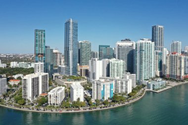 Miami, Florida 'nın Brickell semtindeki deniz kıyısındaki yerleşim yerlerinin hava görüntüleri güneşli bir sabahta Biscayne Körfezi' nin sakin sularına yansıdı..