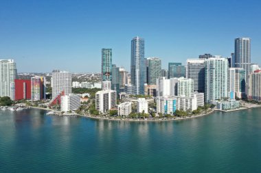 Miami, Florida 'nın Brickell semtindeki deniz kıyısındaki yerleşim yerlerinin hava görüntüleri güneşli bir sabahta Biscayne Körfezi' nin sakin sularına yansıdı..