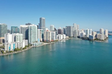 Miami, Florida 'nın Brickell semtindeki deniz kıyısındaki yerleşim yerlerinin hava görüntüleri güneşli bir sabahta Biscayne Körfezi' nin sakin sularına yansıdı..