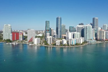 Miami, Florida 'nın Brickell semtindeki deniz kıyısındaki yerleşim yerlerinin hava görüntüleri güneşli bir sabahta Biscayne Körfezi' nin sakin sularına yansıdı..