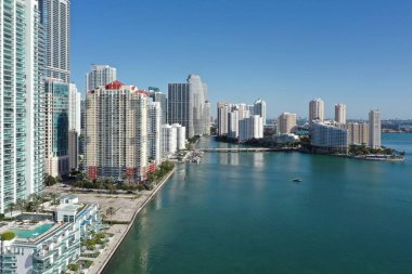 Miami, Florida 'nın Brickell semtindeki deniz kıyısındaki yerleşim yerlerinin hava görüntüleri güneşli bir sabahta Biscayne Körfezi' nin sakin sularına yansıdı..