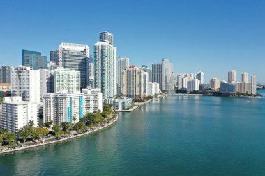 Miami, Florida 'nın Brickell semtindeki deniz kıyısındaki yerleşim yerlerinin hava görüntüleri güneşli bir sabahta Biscayne Körfezi' nin sakin sularına yansıdı..