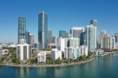 Miami, Florida 'nın Brickell semtindeki deniz kıyısındaki yerleşim yerlerinin hava görüntüleri güneşli bir sabahta Biscayne Körfezi' nin sakin sularına yansıdı..