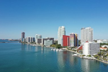 Miami, Florida 'nın Brickell semtindeki deniz kıyısındaki yerleşim yerlerinin hava görüntüleri güneşli bir sabahta Biscayne Körfezi' nin sakin sularına yansıdı..