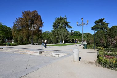 Madrid, İspanya - 12 Nisan 2024 - Güneşli bahar sabahı El Retiro Parkı.