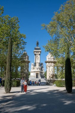 Madrid, İspanya - 13 Nisan 2024 - Güneşli bir bahar sabahı El Retiro Parkı 'nda Kral XII. Alfonso Anıtı.