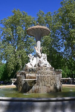 Madrid, İspanya - 13 Nisan 2024 - Güneşli bir bahar sabahı El Retiro Park 'taki Galapagos Çeşmesi.
