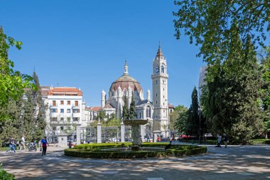 Madrid, İspanya - 13 Nisan 2024 - Saint Manuel Kilisesi ve Saint Benito Açık ilkbahar sabahı El Retiro Parkı 'ndan görüldüğü gibi.