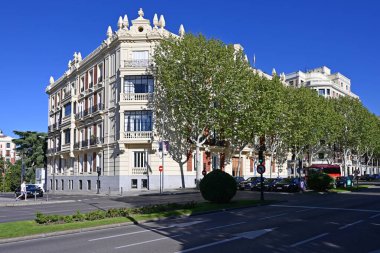 Madrid, İspanya - 12 Nisan 2024 - Calle de Alfonso XII 'deki zarif binalar güneşli bir bahar sabahı.