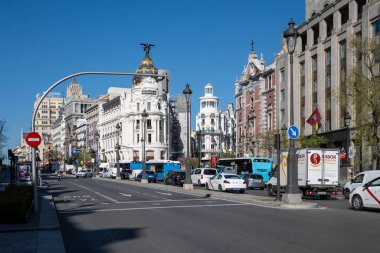 Madrid, İspanya - 12 Nisan 2024 - Güneşli bir sabahta Cibeles Çeşmesi yakınlarındaki Alcala Caddesi 'ndeki görkemli binalar.