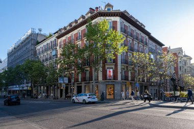 Madrid, İspanya - 12 Nisan 2024 - Serrano Caddesi 'ndeki karışık kullanımlı konut binası güneşli bir bahar sabahı.