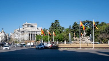Madrid, İspanya - 12 Nisan 2024 - Fuente de Cibeles - Cibeles Fountain - Alcala Caddesi üzerinde güneşli bir bahar sabahı.