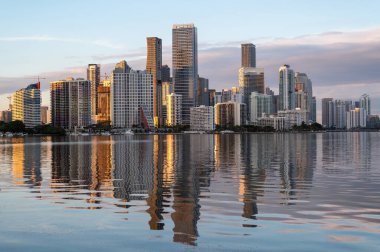 Miami, Florida - 30 Ocak 2024 - Günbatımında şehir silueti Biscayne Körfezi 'nin sakin sularına yansıdı.