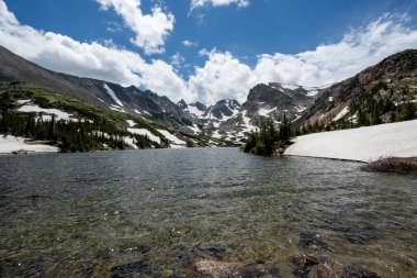 İsabelle Gölü, Hindistan tepelerinde vahşi yaşam, Colorado dramatik yaz bulutları altında.