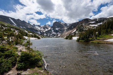 İsabelle Gölü, Hindistan tepelerinde vahşi yaşam, Colorado dramatik yaz bulutları altında.