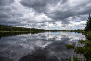 Yaz fırtınası bulutları Brainard Gölü üzerinde toplanıyor. Brainard Lake Rekreasyon Bölgesi, Colorado.