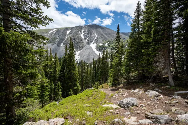 Brainard Lake Recreation Area, Colorado 'daki Isabelle Gölü. Güneşli bir yaz öğleden sonrası..