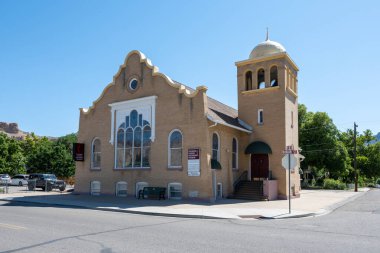 Palisade, Colorado - 9 Temmuz 2024 - Metodist Kilisesi açık güneşli yaz sabahında.