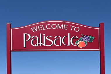 Palisade, Colorado - 9 Temmuz 2024 - Arka planda açık mavi gökyüzü ile kırmızı karşılama işareti.