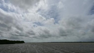 Tropikal Fırtına Debby 'nin Florida' daki Everglades Ulusal Parkı 'ndaki erken etkilerinin hızlandırılmış videosu. Batı Gölü üzerinde güçlü rüzgarlar ve fırtına bulutu oluşumu var.