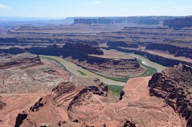 Güneşli yaz öğleden sonra, Moab, Utah yakınlarındaki Ölü At Burnu Eyalet Parkı 'ndan Colorado Nehri ve Kaz Burnu manzarası.