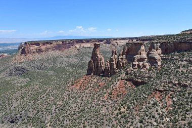 Fruita, Colorado yakınlarındaki Colorado Ulusal Anıtı 'nda manzara güneşli bir yaz gününde..