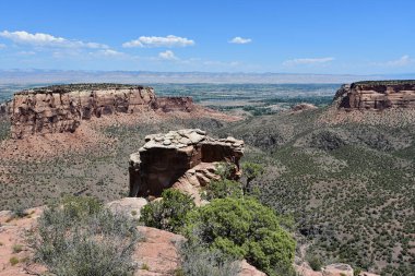 Colorado Ulusal Anıtı 'nda manzara açık güneşli bir yaz gününde Fruita, Colorado arka planda görülüyor..