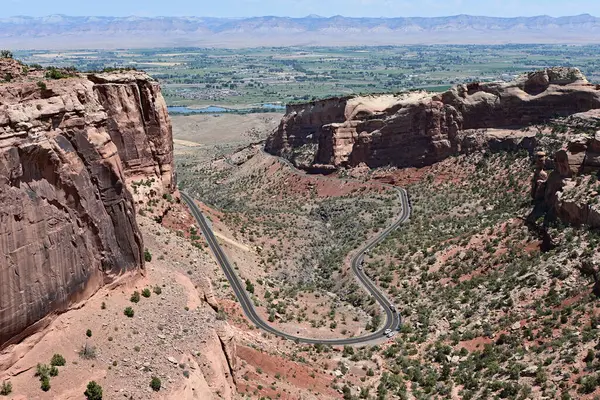 Colorado Ulusal Anıtı 'nda manzara açık güneşli bir yaz gününde Fruita, Colorado arka planda görülüyor..