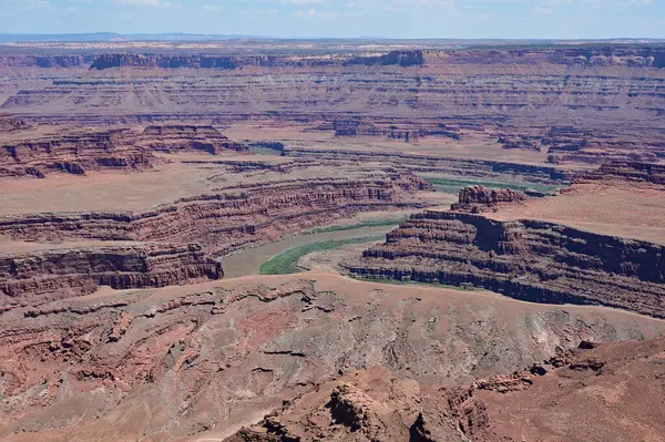 Güneşli yaz öğleden sonra Utah, Moab yakınlarındaki Ölü At Noktası Eyalet Parkı 'ndan Colorado Nehri manzarası.