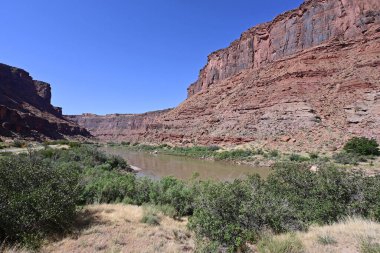 Güneşli bir yaz öğleden sonrasında Moab yakınlarında Utah Eyalet Yolu 128 numaralı kırmızı kaya manzarası..