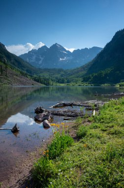 Güneşli bir yaz öğleden sonrasında Maroon Gölü 'nde dramatik yaz bulutları altında yankılanan bordo çanlar..