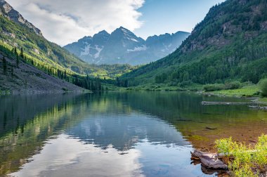 Güneşli bir yaz öğleden sonrasında Maroon Gölü 'nde dramatik yaz bulutları altında yankılanan bordo çanlar..