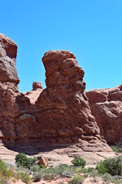Moab, Utah yakınlarındaki Arches Ulusal Parkı 'nda güneşli bir yaz sabahı ilginç kızıl kaya oluşumları.
