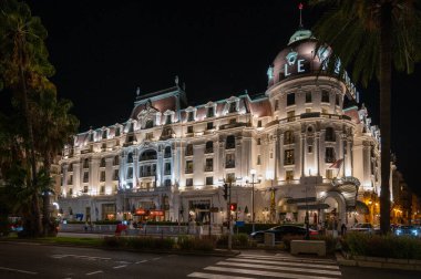 Nice, Fransa - 20 Eylül 2024: Geceleri Promenade des Anglais 'deki Hotel Le Negresco' nun aydınlanmış yüzü.