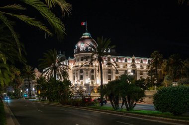 Nice, Fransa - 20 Eylül 2024: Geceleri Promenade des Anglais 'deki Hotel Le Negresco' nun aydınlanmış yüzü.