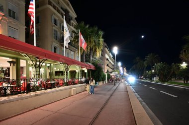 Nice, Fransa - 20 Eylül 2024: İnsanlar Cuma gecesi aydınlık gezintinin tadını çıkarıyorlar..