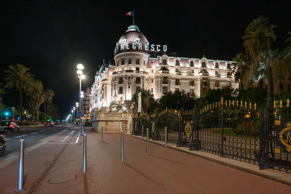 Nice, Fransa - 20 Eylül 2024: Geceleri Promenade des Anglais 'deki Hotel Le Negresco' nun aydınlanmış yüzü.