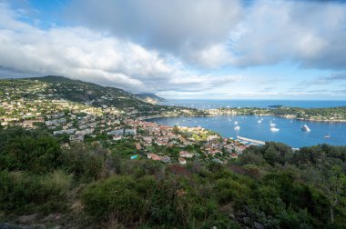 Güneşli bir yaz öğleden sonrasında Villefranche-sur-Mer 'in doğal limanında demirler.